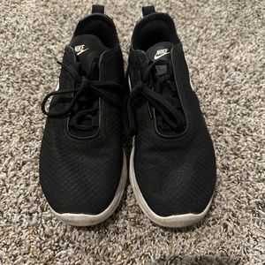 Used Nike Women’s Air Max Motion 2 Sneakers size 7